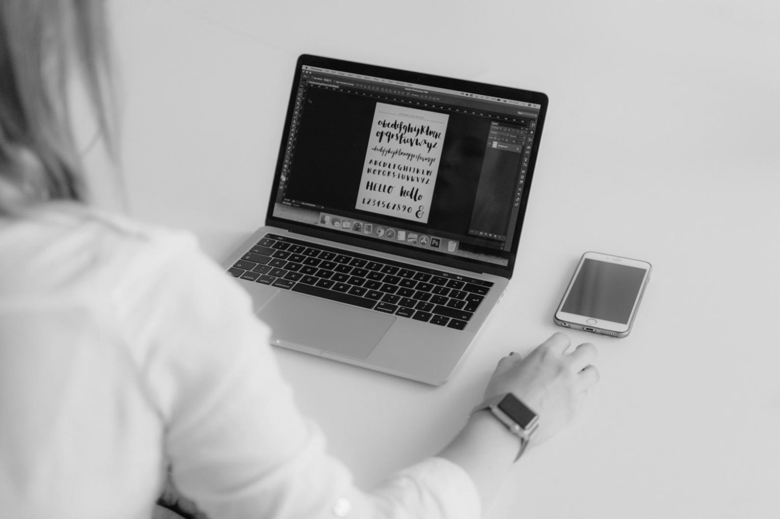 Studente che lavora su progetto pratico di game design